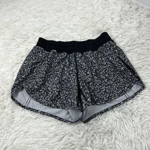 Lululemon Tracker Short IV (4-way Stretch 4") Daisy Dust Alpine White Black